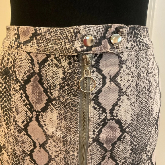 🌹 Altar’d State Snake Print Zipper Mini Skirt - Picture 3 of 4